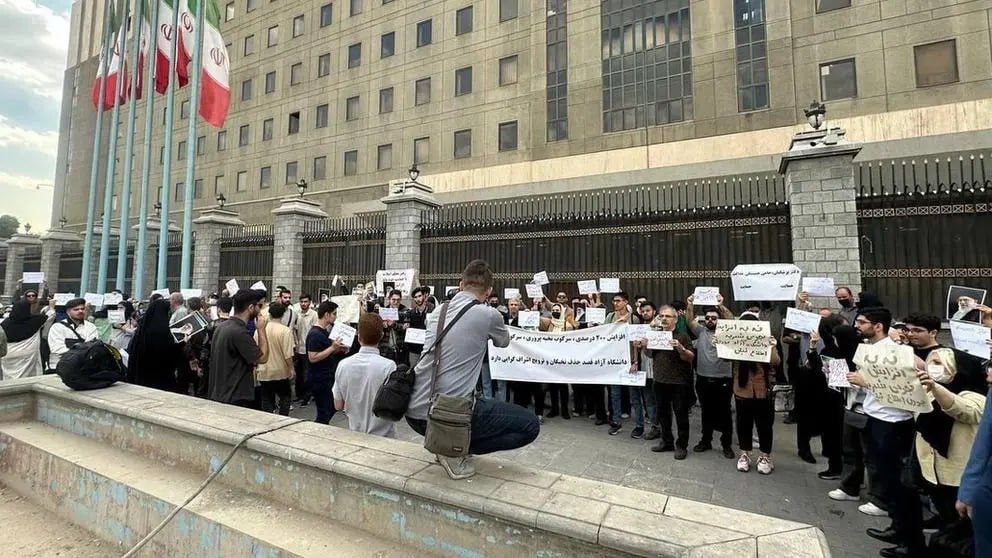 تجمع دانشجویان رشته‌های علوم پزشکی دانشگاه آزاد در اعتراض به شهریه‌های بالا